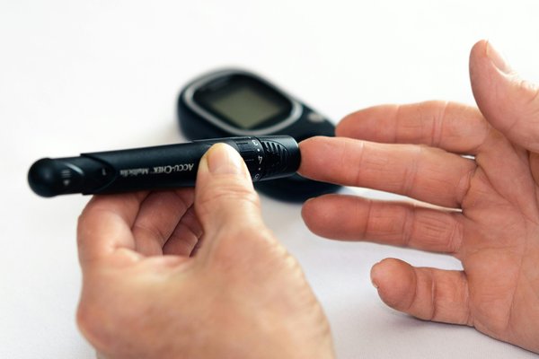 How Can Interactive Food Diaries on Smartphones Support Diabetes Management?